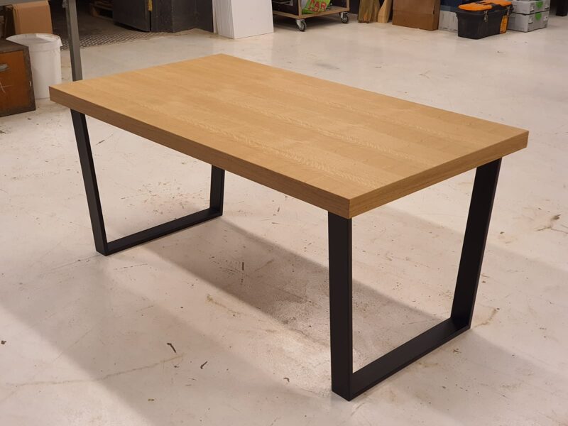 Stilizētas  koka galds ar tēraudakrāsotām galda kājām HxPxG  720x800x1400